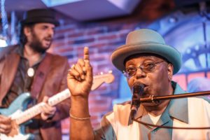 El extraordinario pianista y cantante Kenny “Blues Boss” Wayne en Béjar el sábado 10 de junio